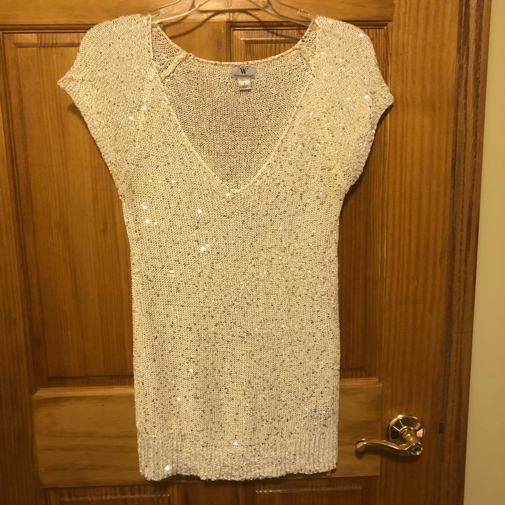 Short-sleeved sweater blouse.